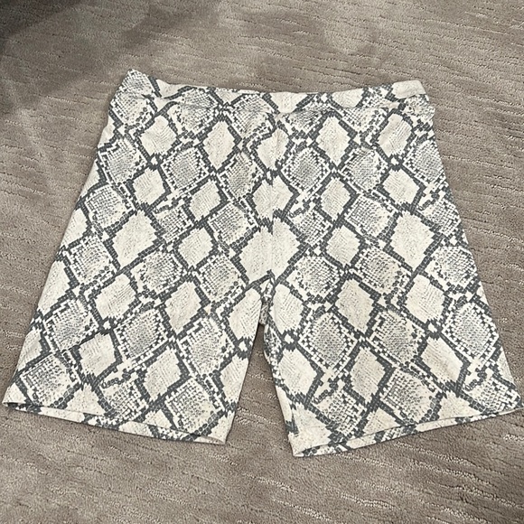 Snake skin comfy bike rise biker shorts from American Eagle Size L - Picture 1 of 2